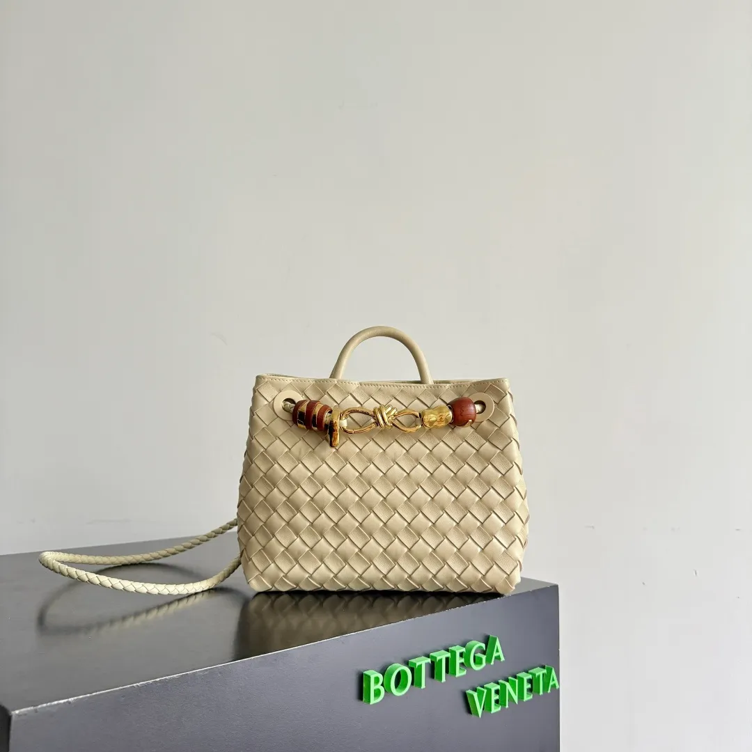 The new Andiamo batch of 3060 BV is shipped‼ ️The classic intercciato weaving process is used to create a soft bag, the metal knot is made of micro-cast aluminum using jewelry technology🪢, and the decorative beads are made of metal and hand-polished oak, allowing you to jump repeatedly between elegance and fun💃, making it unpredictable. Classic and versatile, it shows off your temperament, and the bag has a large capacity, making it very convenient for daily commuting! It has a variety of carrying methods, the shoulder straps can be adjusted by yourself, the original lambskin feels soft and delicate, and the unisex style breaks gender boundaries and brings a more practical and long-lasting use experience. The Andiamo, which has both elegant and casual styles, perfectly interprets the "fashionable old money style". Style number: 743568+wood hardware Color: cream yellow Size: 25*22*10.5cm